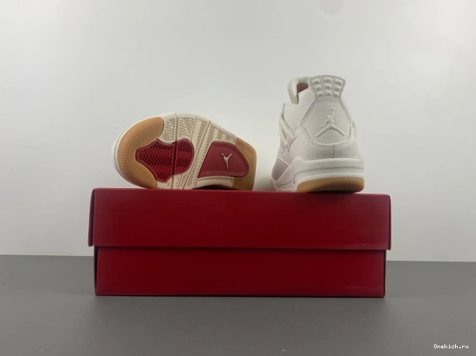 One Kick AO2571-100 4 Levi's x Air 'White' Jordan 0710